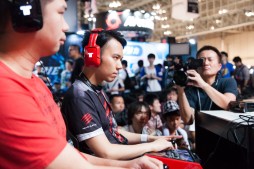 ������#015�Υ���ͥ���/����·���Υȡ��ʥ��Ȥ��������Τϡ��ʤ�ȥ��롦�ե���ơ�TGS 2014��Mad Catz�֡����ǳ��Ť��줿�֥���IV���������ե��ȥ�ݡ���