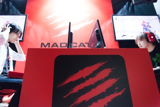 ������#016�Υ���ͥ���/����·���Υȡ��ʥ��Ȥ��������Τϡ��ʤ�ȥ��롦�ե���ơ�TGS 2014��Mad Catz�֡����ǳ��Ť��줿�֥���IV���������ե��ȥ�ݡ���