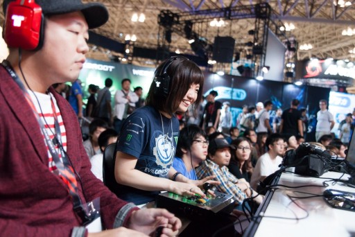 ������#021�Υ���ͥ���/����·���Υȡ��ʥ��Ȥ��������Τϡ��ʤ�ȥ��롦�ե���ơ�TGS 2014��Mad Catz�֡����ǳ��Ť��줿�֥���IV���������ե��ȥ�ݡ���