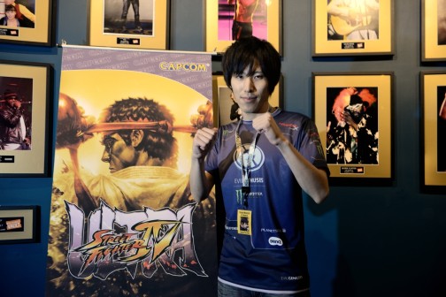 画像集#003のサムネイル/「負けたくない」ではなく,「勝つぞ」という気持ちで――優勝・ももち選手へのインタビューと共に振り返る「Capcom Cup Finals」