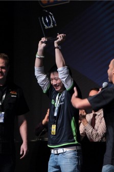 画像集#005のサムネイル/「負けたくない」ではなく,「勝つぞ」という気持ちで――優勝・ももち選手へのインタビューと共に振り返る「Capcom Cup Finals」