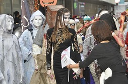 「サイコブレイク」のクリーチャー達が新宿に出現。プレミアムライブも行われた「サイコブレイク × 土屋アンナ Presents Shinjuku Magic of Halloween」をレポート