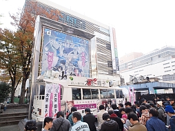 画像ギャラリー No.002のサムネイル画像 / 「解放少女 SIN」,新宿の街に女子高生大統領の演説が轟いたトークイベントをレポート。ご当地アイドルの橋本環奈さんが宣伝大使に