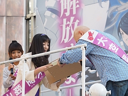 画像ギャラリー No.026のサムネイル画像 / 「解放少女 SIN」,新宿の街に女子高生大統領の演説が轟いたトークイベントをレポート。ご当地アイドルの橋本環奈さんが宣伝大使に