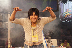 画像集#038のサムネイル/個人戦はブランカが優勝,そしてハカンも大暴れ。波乱だらけの「ウルトラストリートファイターIV」賞金制全国大会「一秋千撃杯」をレポート