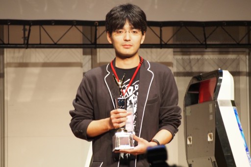 画像ギャラリー No.015のサムネイル画像 / タイトー格ゲー夢の祭典。「P4U2」「ニトブラ」「BBCP」「ウルIV」の各部門で頂点が争われた「闘神祭2015」フォトレポート