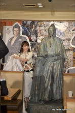 画像集#024のサムネイル/桐生/真島/遥との“同姓同名割”も用意される「龍が如く 維新!」と居酒屋はなこのタイアップが本日より開始。渋谷南口店には坂本龍馬像も展示