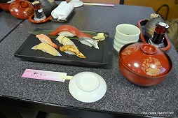 画像集#016のサムネイル/「龍が如く 維新!」×「すしざんまい」コラボメニューの「幕末屋台寿司」は2月15日に提供開始。3倍サイズの漬けマグロ握りはたっぷりの食べごたえ