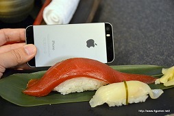 画像集#017のサムネイル/「龍が如く 維新!」×「すしざんまい」コラボメニューの「幕末屋台寿司」は2月15日に提供開始。3倍サイズの漬けマグロ握りはたっぷりの食べごたえ