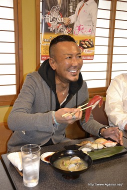 画像集#020のサムネイル/「龍が如く 維新!」×「すしざんまい」コラボメニューの「幕末屋台寿司」は2月15日に提供開始。3倍サイズの漬けマグロ握りはたっぷりの食べごたえ