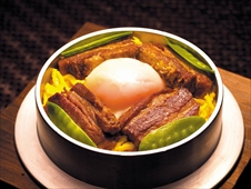 画像集#011のサムネイル/「龍が如く 維新!」と「宅配御膳 釜寅」のコラボメニューに横山プロデューサーと阪本ディレクターが太鼓判。一膳で“三度”おいしい「龍が如く特製角煮釜飯」が味わえるのは3月31日まで