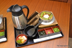 画像集#013のサムネイル/「龍が如く 維新!」と「宅配御膳 釜寅」のコラボメニューに横山プロデューサーと阪本ディレクターが太鼓判。一膳で“三度”おいしい「龍が如く特製角煮釜飯」が味わえるのは3月31日まで