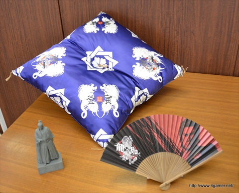 画像集#014のサムネイル/「龍が如く 維新!」と「宅配御膳 釜寅」のコラボメニューに横山プロデューサーと阪本ディレクターが太鼓判。一膳で“三度”おいしい「龍が如く特製角煮釜飯」が味わえるのは3月31日まで