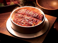 画像集#017のサムネイル/「龍が如く 維新!」と「宅配御膳 釜寅」のコラボメニューに横山プロデューサーと阪本ディレクターが太鼓判。一膳で“三度”おいしい「龍が如く特製角煮釜飯」が味わえるのは3月31日まで