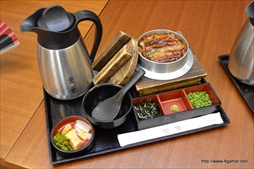 画像集#018のサムネイル/「龍が如く 維新!」と「宅配御膳 釜寅」のコラボメニューに横山プロデューサーと阪本ディレクターが太鼓判。一膳で“三度”おいしい「龍が如く特製角煮釜飯」が味わえるのは3月31日まで