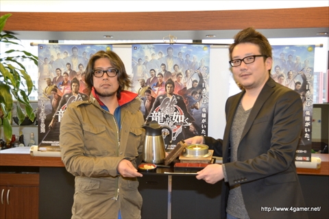 画像集#019のサムネイル/「龍が如く 維新!」と「宅配御膳 釜寅」のコラボメニューに横山プロデューサーと阪本ディレクターが太鼓判。一膳で“三度”おいしい「龍が如く特製角煮釜飯」が味わえるのは3月31日まで