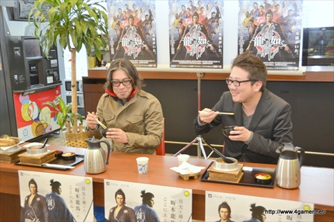 画像集#022のサムネイル/「龍が如く 維新!」と「宅配御膳 釜寅」のコラボメニューに横山プロデューサーと阪本ディレクターが太鼓判。一膳で“三度”おいしい「龍が如く特製角煮釜飯」が味わえるのは3月31日まで