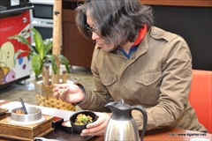 画像集#023のサムネイル/「龍が如く 維新!」と「宅配御膳 釜寅」のコラボメニューに横山プロデューサーと阪本ディレクターが太鼓判。一膳で“三度”おいしい「龍が如く特製角煮釜飯」が味わえるのは3月31日まで