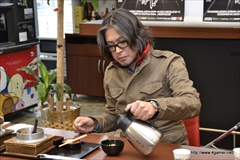 画像集#024のサムネイル/「龍が如く 維新!」と「宅配御膳 釜寅」のコラボメニューに横山プロデューサーと阪本ディレクターが太鼓判。一膳で“三度”おいしい「龍が如く特製角煮釜飯」が味わえるのは3月31日まで