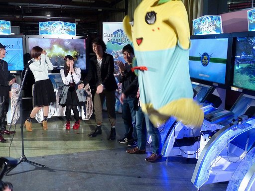 画像集#008のサムネイル/「ガンスリンガー ストラトス2」が稼働開始。オープニングセレモニーには,ふなっしーが応援に駆けつけたなっしー!