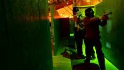 画像集#003のサムネイル/「ガンスリンガー ストラトス」と「九龍 戦闘市街区」がコラボ。2周年記念イベントを開催