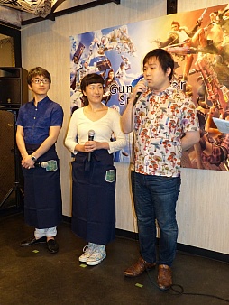 画像集#001のサムネイル/「ガンスリンガー ストラトス」の稼働2周年を記念するカフェがオープン。声優の阿部 敦さんと植田佳奈さんも登場したオープニングセレモニーをレポート