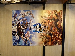 画像集#003のサムネイル/「ガンスリンガー ストラトス」の稼働2周年を記念するカフェがオープン。声優の阿部 敦さんと植田佳奈さんも登場したオープニングセレモニーをレポート