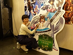 画像集#004のサムネイル/「ガンスリンガー ストラトス」の稼働2周年を記念するカフェがオープン。声優の阿部 敦さんと植田佳奈さんも登場したオープニングセレモニーをレポート