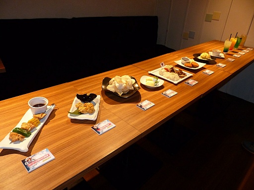 画像集#018のサムネイル/「ガンスリンガー ストラトス」の稼働2周年を記念するカフェがオープン。声優の阿部 敦さんと植田佳奈さんも登場したオープニングセレモニーをレポート