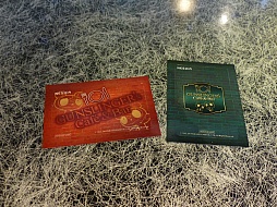 画像集#021のサムネイル/「ガンスリンガー ストラトス」の稼働2周年を記念するカフェがオープン。声優の阿部 敦さんと植田佳奈さんも登場したオープニングセレモニーをレポート