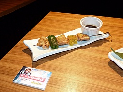 画像集#023のサムネイル/「ガンスリンガー ストラトス」の稼働2周年を記念するカフェがオープン。声優の阿部 敦さんと植田佳奈さんも登場したオープニングセレモニーをレポート