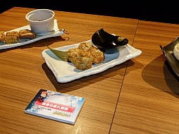 画像集#024のサムネイル/「ガンスリンガー ストラトス」の稼働2周年を記念するカフェがオープン。声優の阿部 敦さんと植田佳奈さんも登場したオープニングセレモニーをレポート