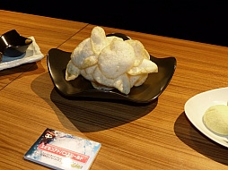 画像集#025のサムネイル/「ガンスリンガー ストラトス」の稼働2周年を記念するカフェがオープン。声優の阿部 敦さんと植田佳奈さんも登場したオープニングセレモニーをレポート