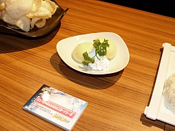 画像集#026のサムネイル/「ガンスリンガー ストラトス」の稼働2周年を記念するカフェがオープン。声優の阿部 敦さんと植田佳奈さんも登場したオープニングセレモニーをレポート