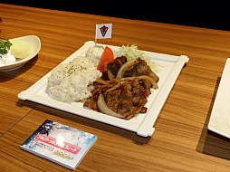 画像集#027のサムネイル/「ガンスリンガー ストラトス」の稼働2周年を記念するカフェがオープン。声優の阿部 敦さんと植田佳奈さんも登場したオープニングセレモニーをレポート