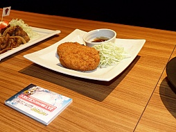 画像集#028のサムネイル/「ガンスリンガー ストラトス」の稼働2周年を記念するカフェがオープン。声優の阿部 敦さんと植田佳奈さんも登場したオープニングセレモニーをレポート