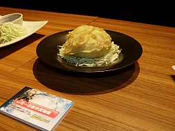 画像集#029のサムネイル/「ガンスリンガー ストラトス」の稼働2周年を記念するカフェがオープン。声優の阿部 敦さんと植田佳奈さんも登場したオープニングセレモニーをレポート