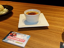 画像集#030のサムネイル/「ガンスリンガー ストラトス」の稼働2周年を記念するカフェがオープン。声優の阿部 敦さんと植田佳奈さんも登場したオープニングセレモニーをレポート