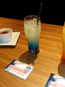 画像集#031のサムネイル/「ガンスリンガー ストラトス」の稼働2周年を記念するカフェがオープン。声優の阿部 敦さんと植田佳奈さんも登場したオープニングセレモニーをレポート