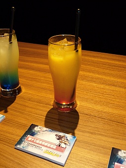 画像集#032のサムネイル/「ガンスリンガー ストラトス」の稼働2周年を記念するカフェがオープン。声優の阿部 敦さんと植田佳奈さんも登場したオープニングセレモニーをレポート