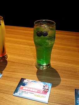 画像集#033のサムネイル/「ガンスリンガー ストラトス」の稼働2周年を記念するカフェがオープン。声優の阿部 敦さんと植田佳奈さんも登場したオープニングセレモニーをレポート