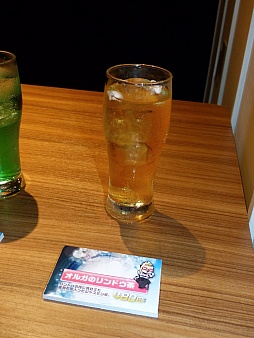 画像集#034のサムネイル/「ガンスリンガー ストラトス」の稼働2周年を記念するカフェがオープン。声優の阿部 敦さんと植田佳奈さんも登場したオープニングセレモニーをレポート