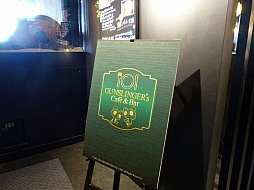 画像集#036のサムネイル/「ガンスリンガー ストラトス」の稼働2周年を記念するカフェがオープン。声優の阿部 敦さんと植田佳奈さんも登場したオープニングセレモニーをレポート