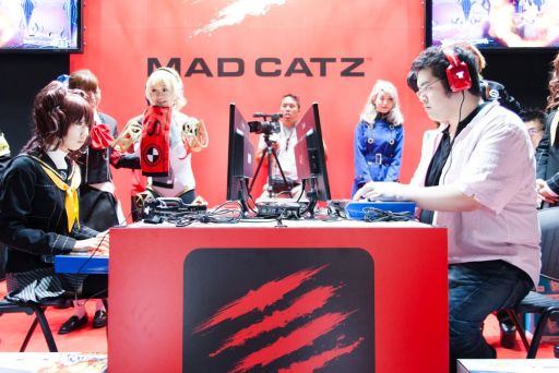 ������#007�Υ���ͥ���/��TGS 2014��Mad Catz�֡����ǳ��Ť��줿��GUILTY GEAR Xrd -SIGN-�ס�P4U2�פΥ������ӥ����ޥå��ե��ȥ�ݡ���