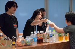 画像ギャラリー No.006のサムネイル画像 / 「ARC REVOLUTION CUP 2015」フォトレポート。「GUILTY GEAR」や「BLAZBLUE」など,計4タイトルの優勝者達へのインタビューも掲載