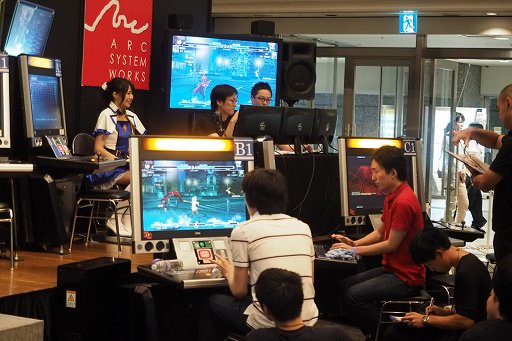 画像ギャラリー No.008のサムネイル画像 / 「ARC REVOLUTION CUP 2015」フォトレポート。「GUILTY GEAR」や「BLAZBLUE」など,計4タイトルの優勝者達へのインタビューも掲載
