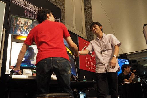 画像ギャラリー No.012のサムネイル画像 / 「ARC REVOLUTION CUP 2015」フォトレポート。「GUILTY GEAR」や「BLAZBLUE」など,計4タイトルの優勝者達へのインタビューも掲載