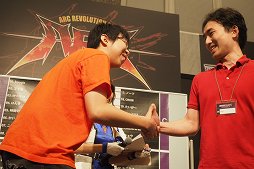 画像ギャラリー No.015のサムネイル画像 / 「ARC REVOLUTION CUP 2015」フォトレポート。「GUILTY GEAR」や「BLAZBLUE」など,計4タイトルの優勝者達へのインタビューも掲載
