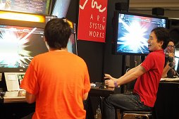 画像ギャラリー No.016のサムネイル画像 / 「ARC REVOLUTION CUP 2015」フォトレポート。「GUILTY GEAR」や「BLAZBLUE」など,計4タイトルの優勝者達へのインタビューも掲載