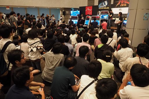 画像ギャラリー No.018のサムネイル画像 / 「ARC REVOLUTION CUP 2015」フォトレポート。「GUILTY GEAR」や「BLAZBLUE」など,計4タイトルの優勝者達へのインタビューも掲載